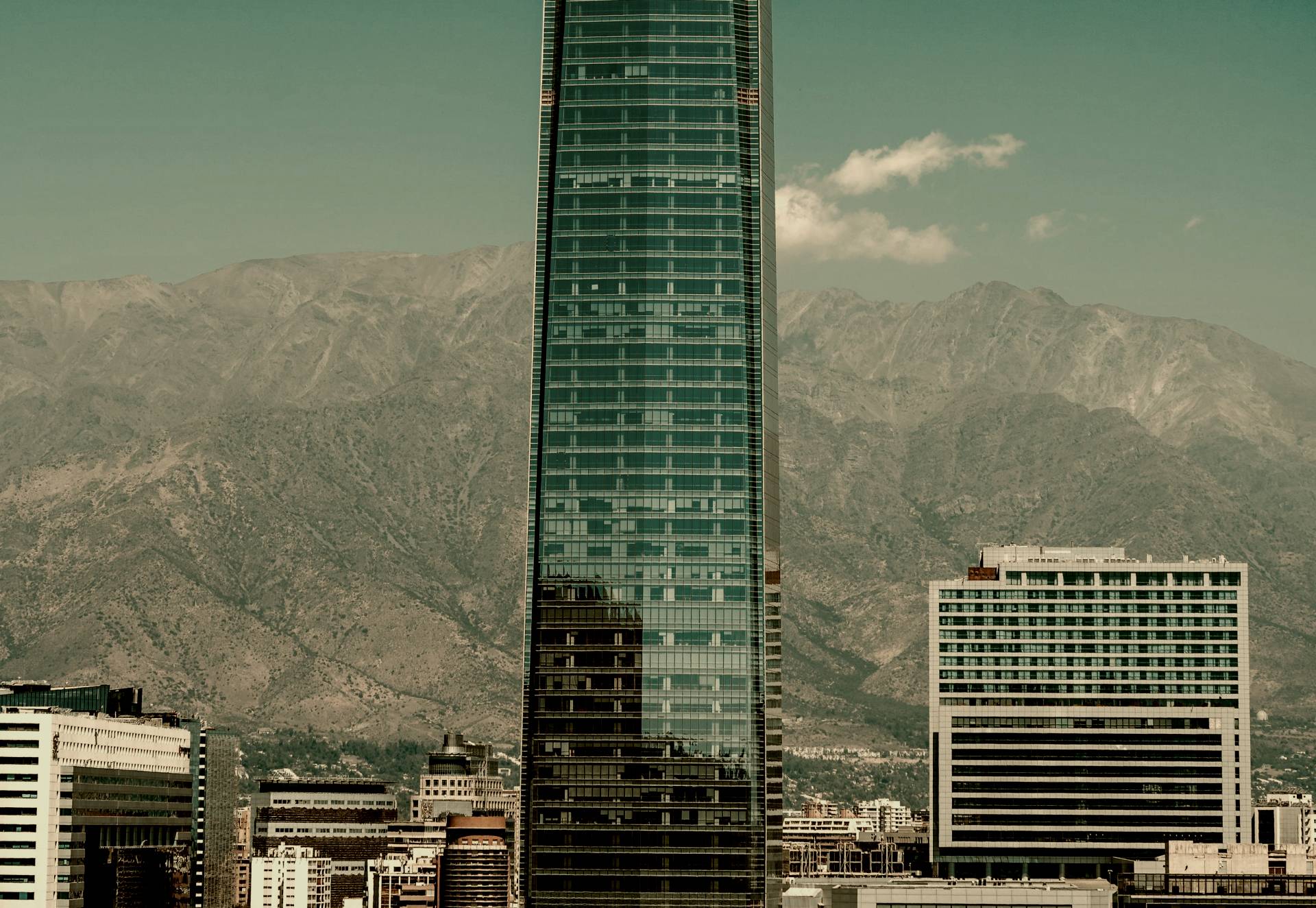 Vista de Santiago de Chile con la Gran Torre Costanera y la cordillera de los Andes